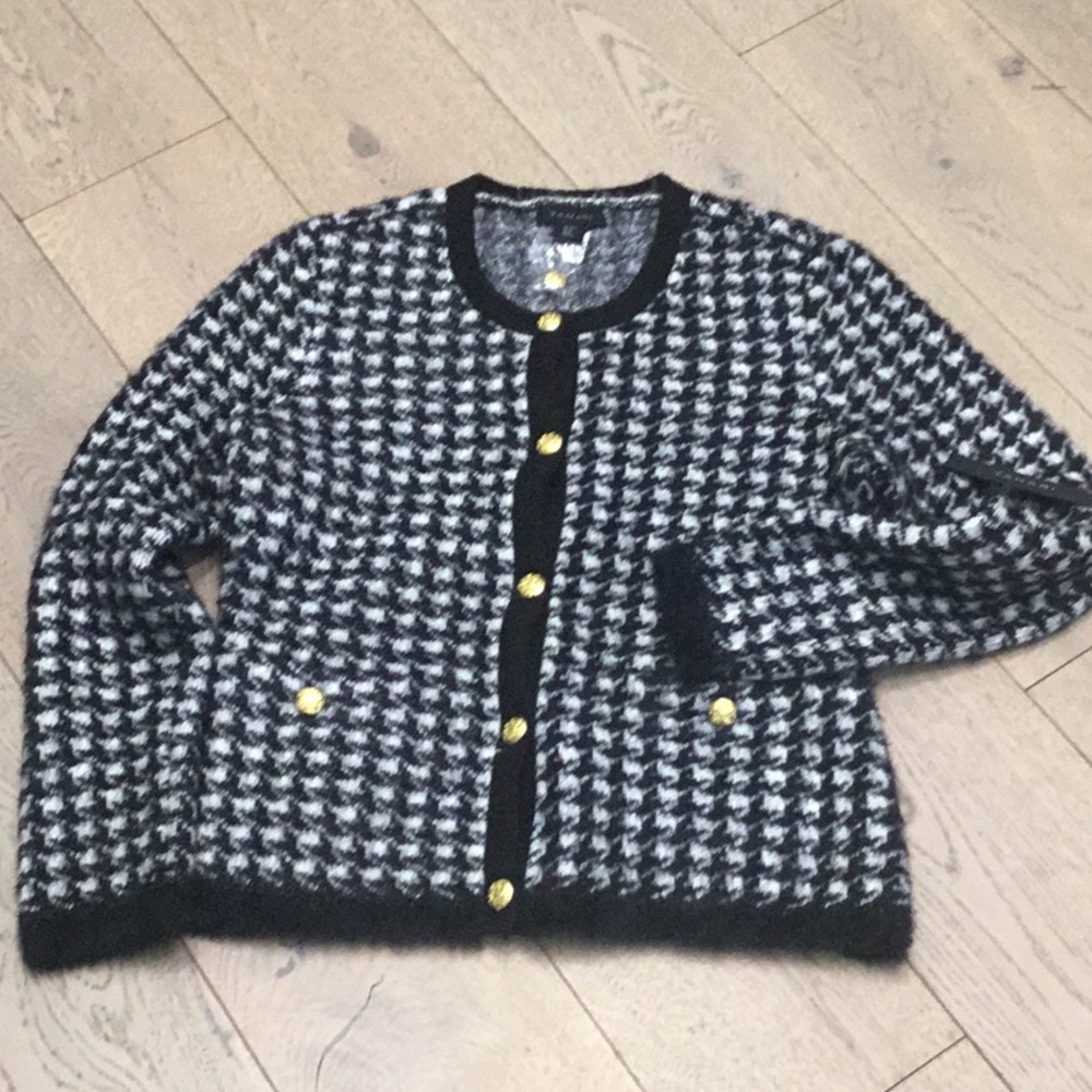 Woman’s Tahari houndstooth black/white sweater jacket. Size medium. NWT!